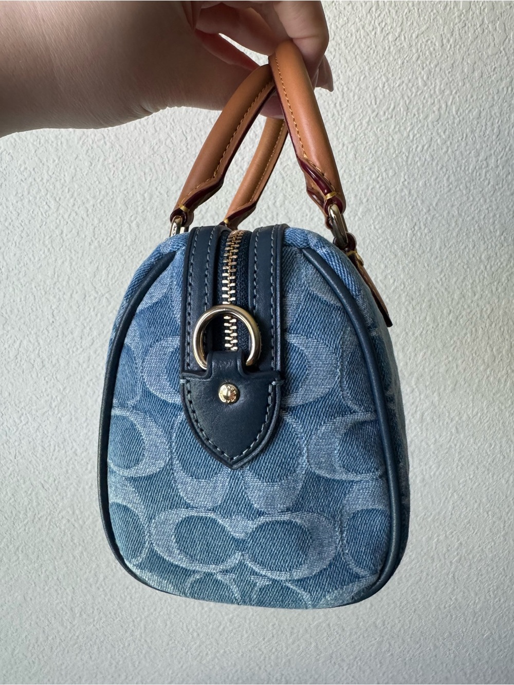 COACH mini Rowan in signature denim WITH heart charm. - Picture 2 of 4